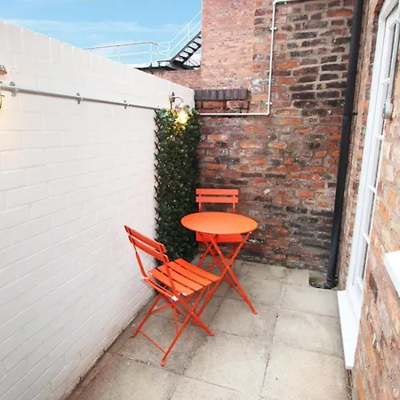 Chester City Centre Town House Exterior photo